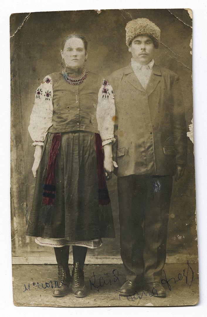 Жінка у народному вбранні та чоловік