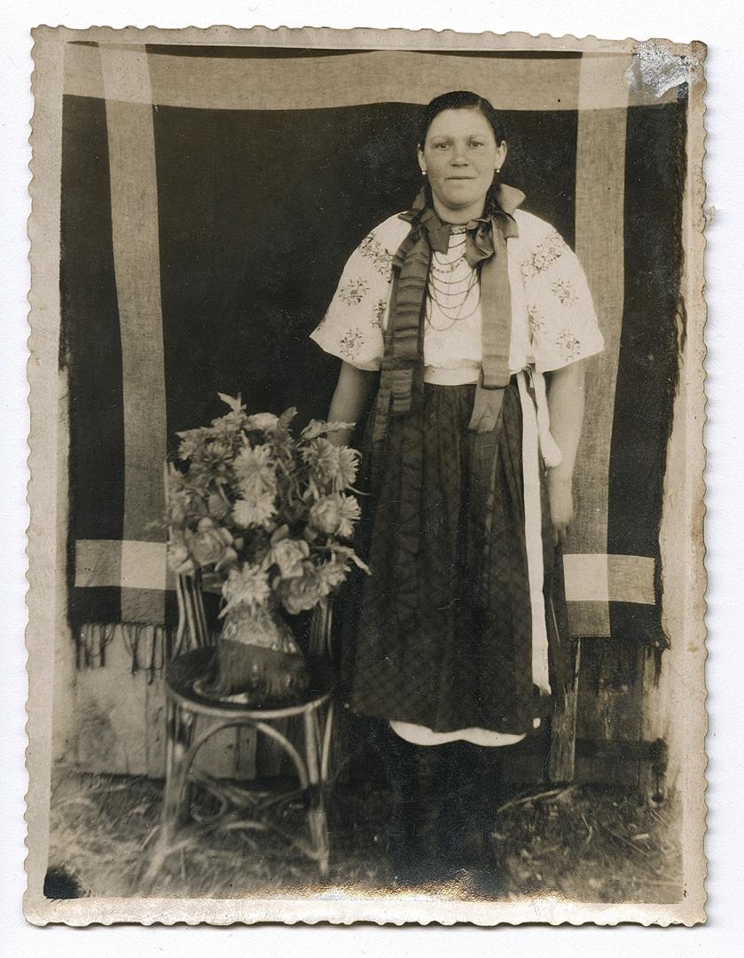 Дівчина у народному вбранні 