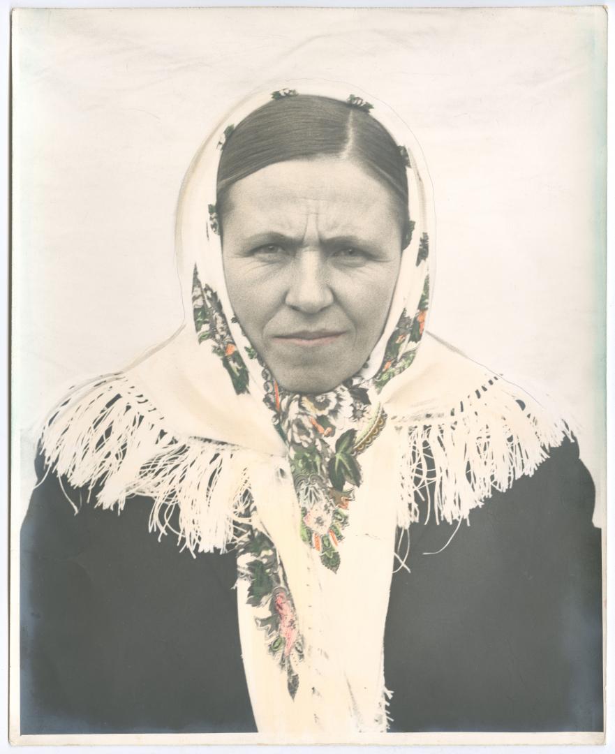 Жінка у хустині