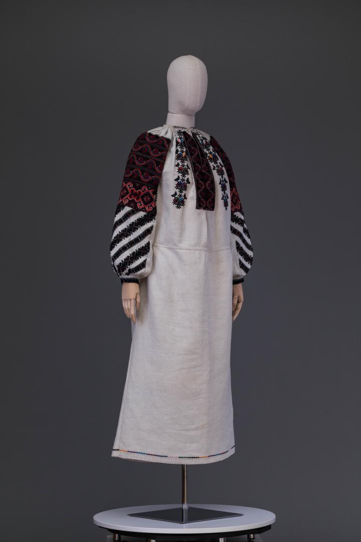 Women's embroidered shirt