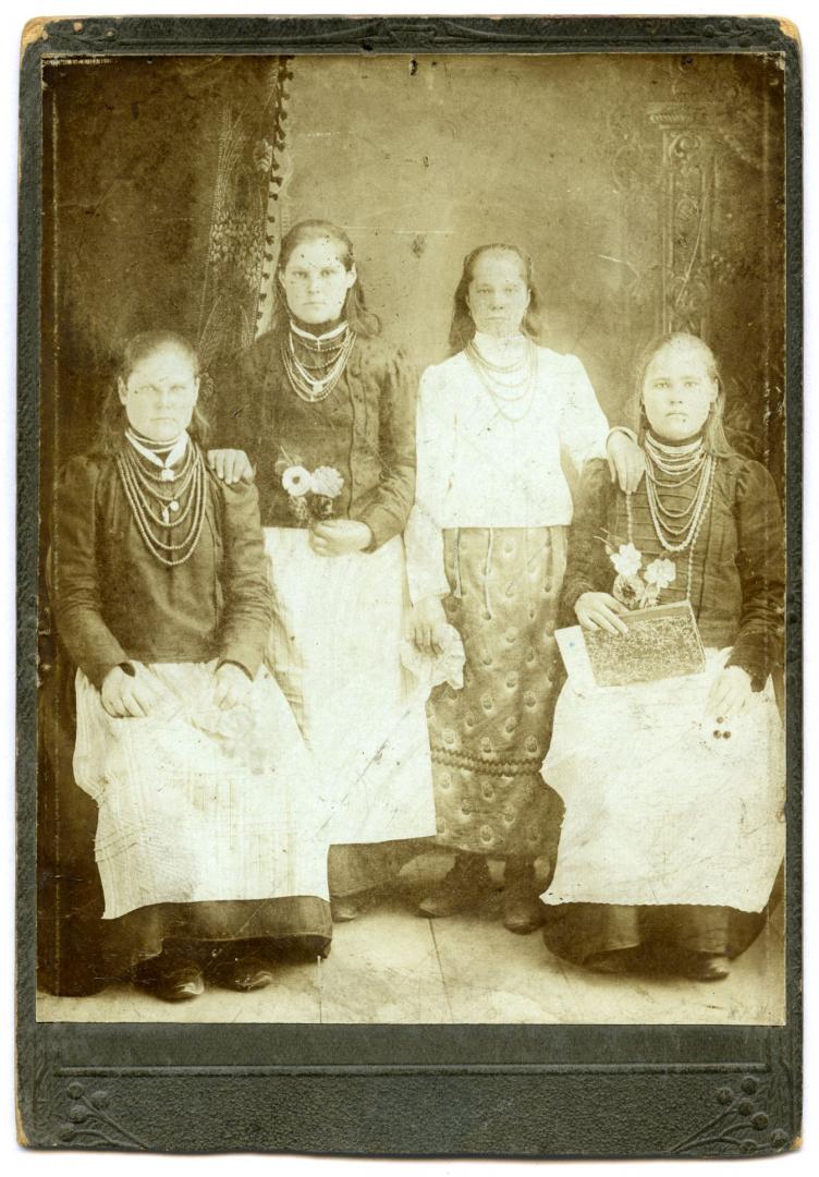 Фото. Група дівчат у міщанському вбранні з намистом