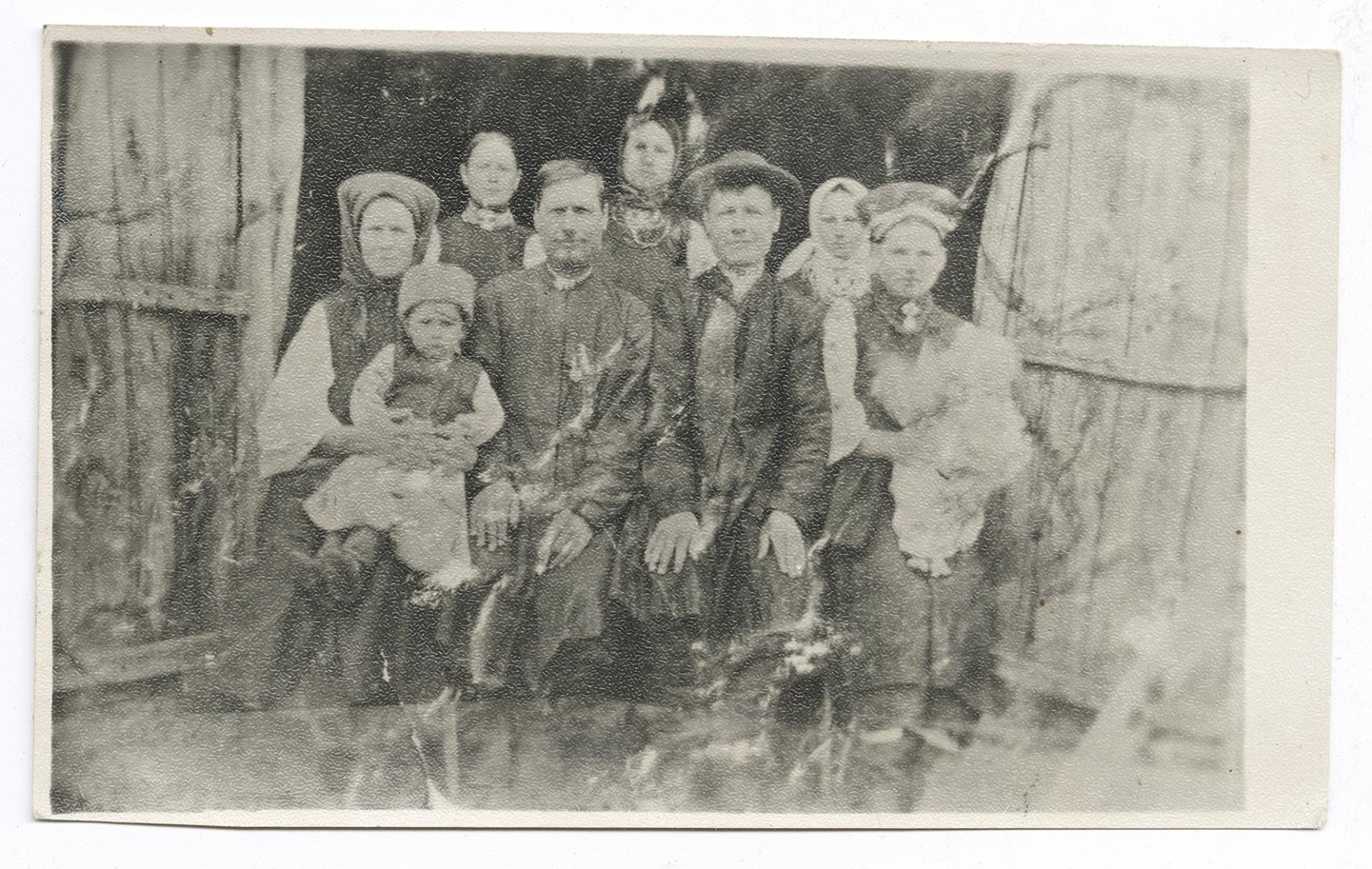 Родинне фото - жінки, чоловіки та дівчата