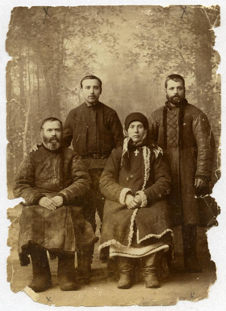 Фото. Родина з Чернігівщини - батько і мати з двома синами