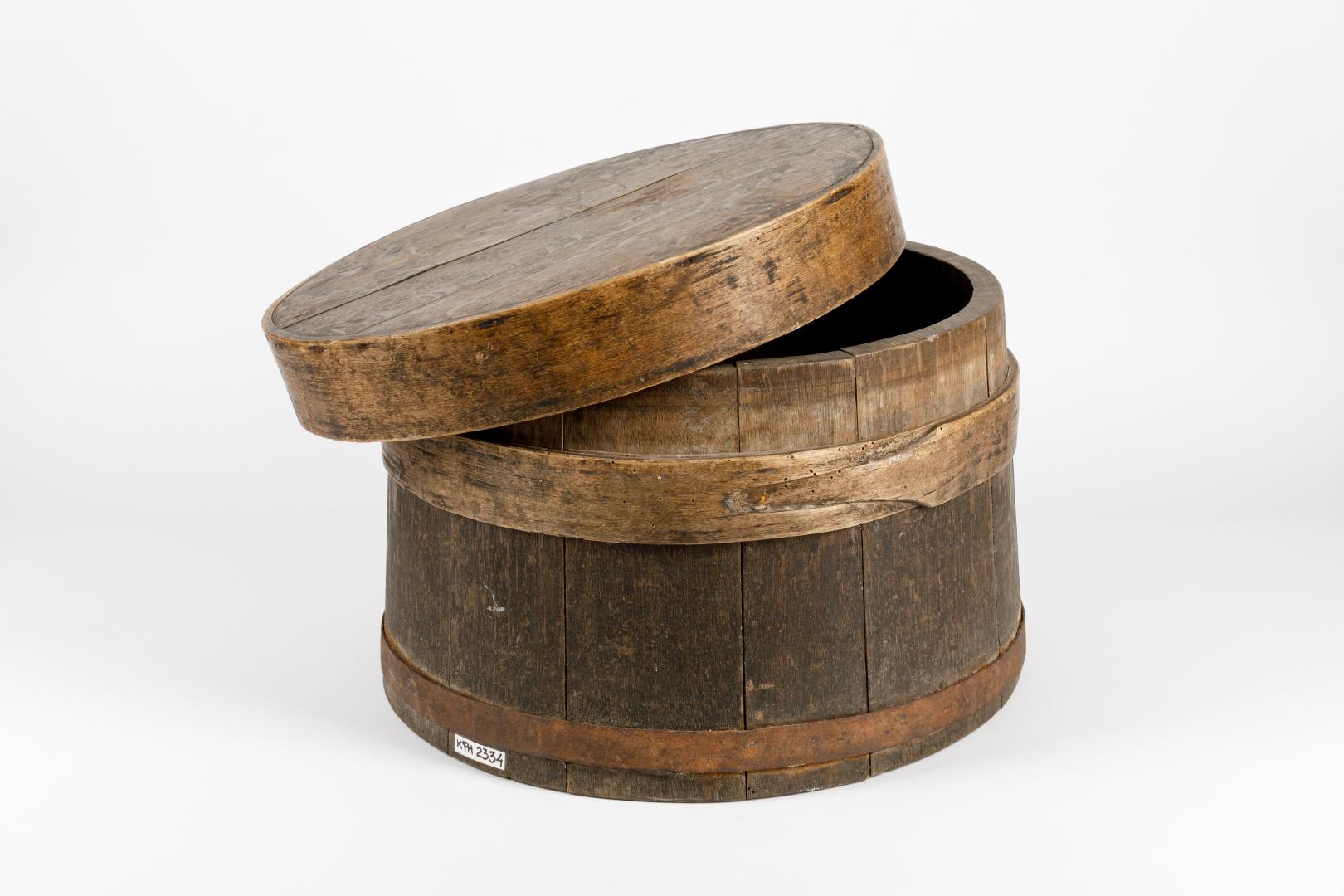 Kneading trough for baking with a lid (cone-shaped bowl with a bottom insert and a removable cover tightened by two wooden or iron hoops)