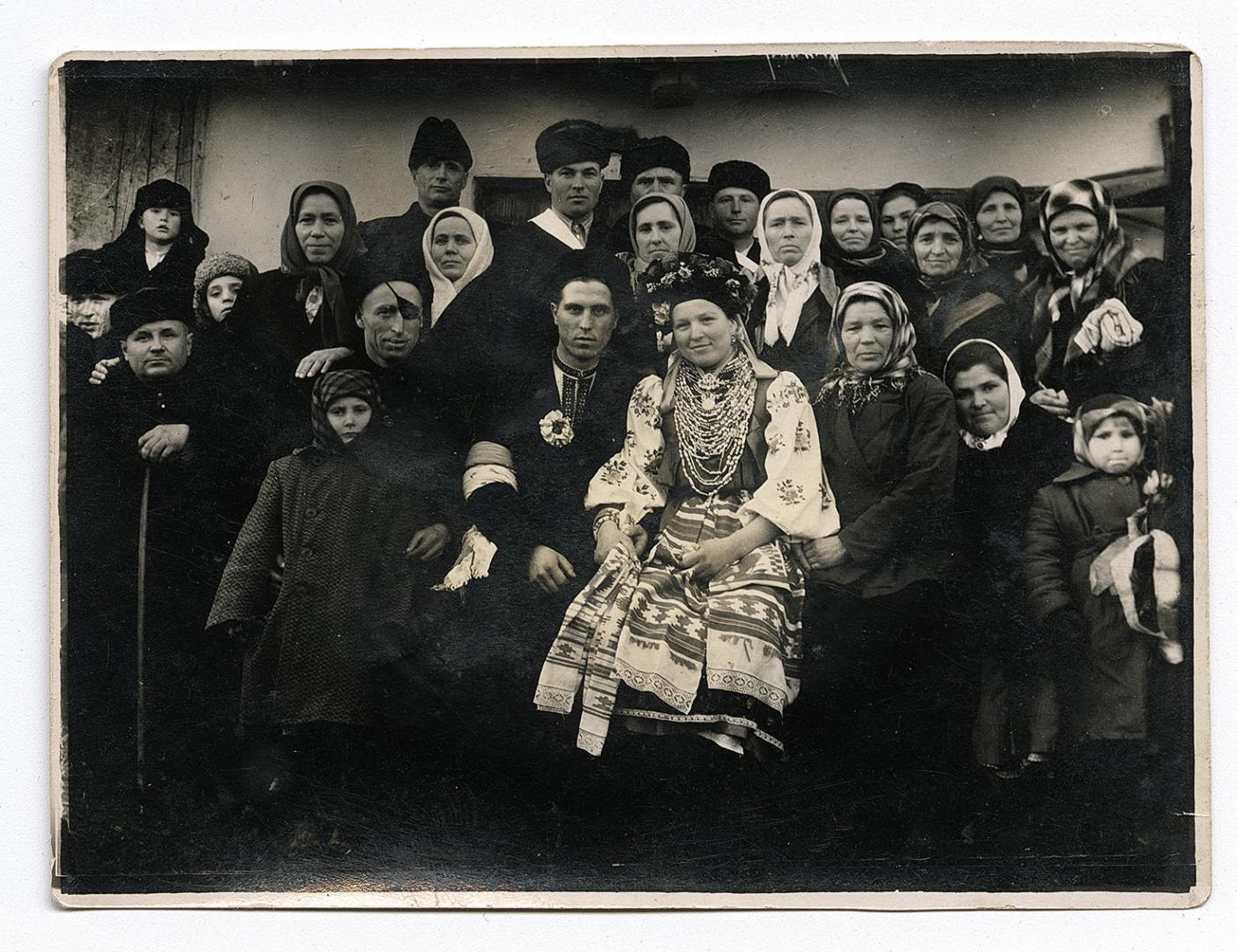 Весільний гурт під хатою 