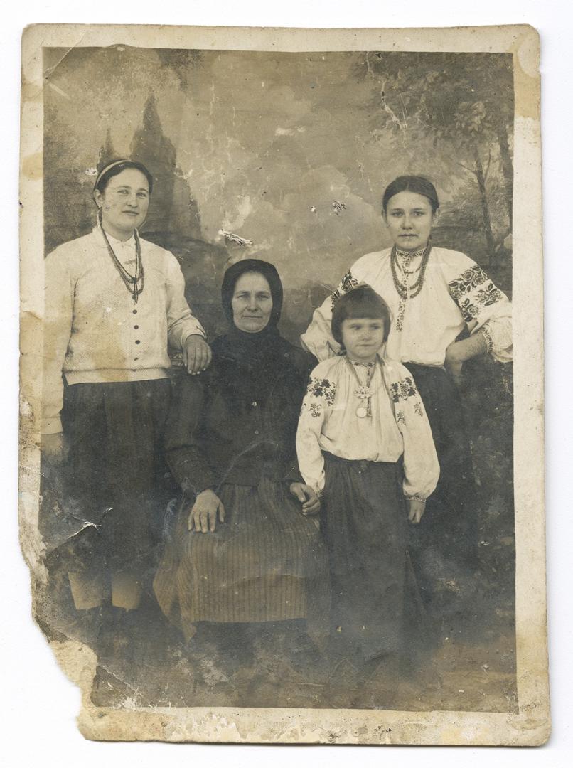 Дві жінки, дівчина та дівчинка