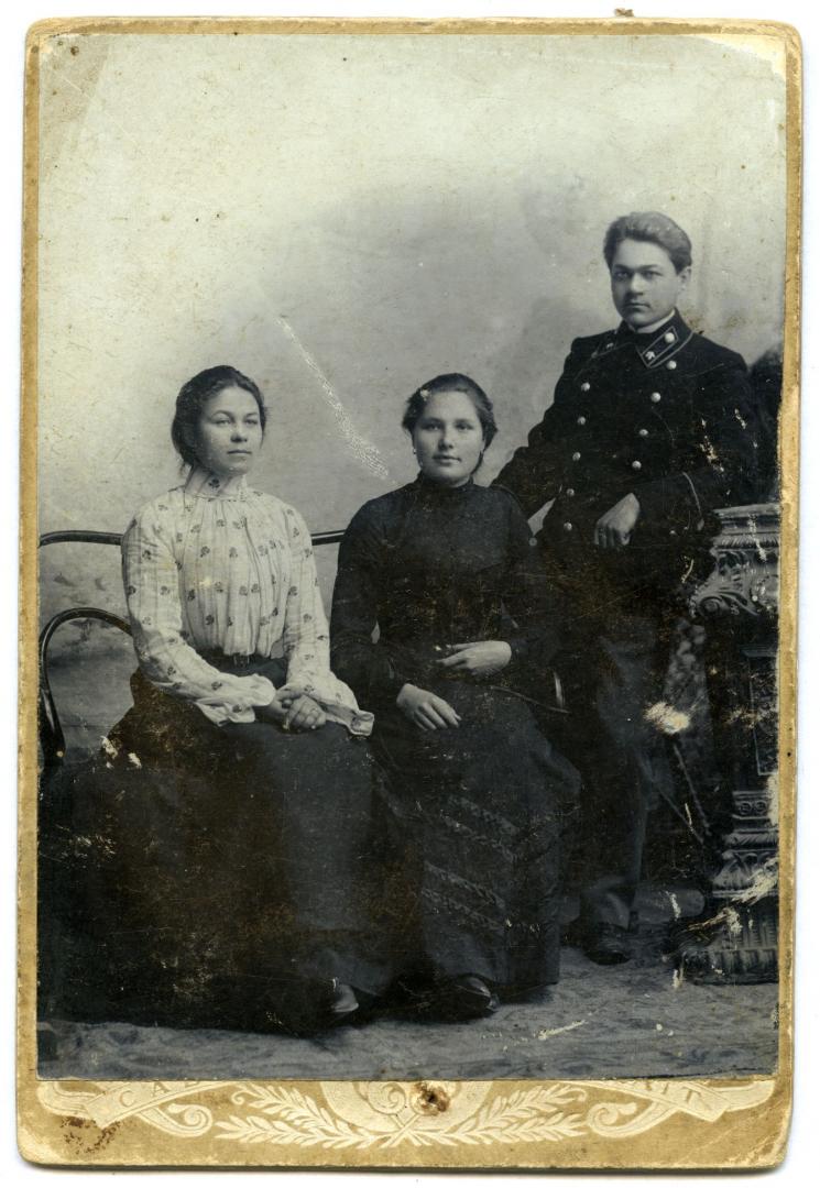 Фото. Двоє дівчат та чоловік у міщанському вбранні