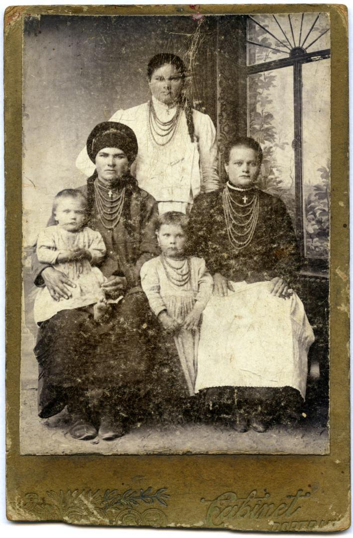 Фото. Мати з дітьми у міщанському вбранні