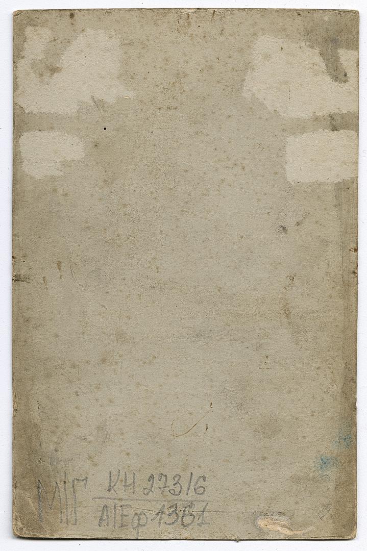 Дівчина у народному вбранні