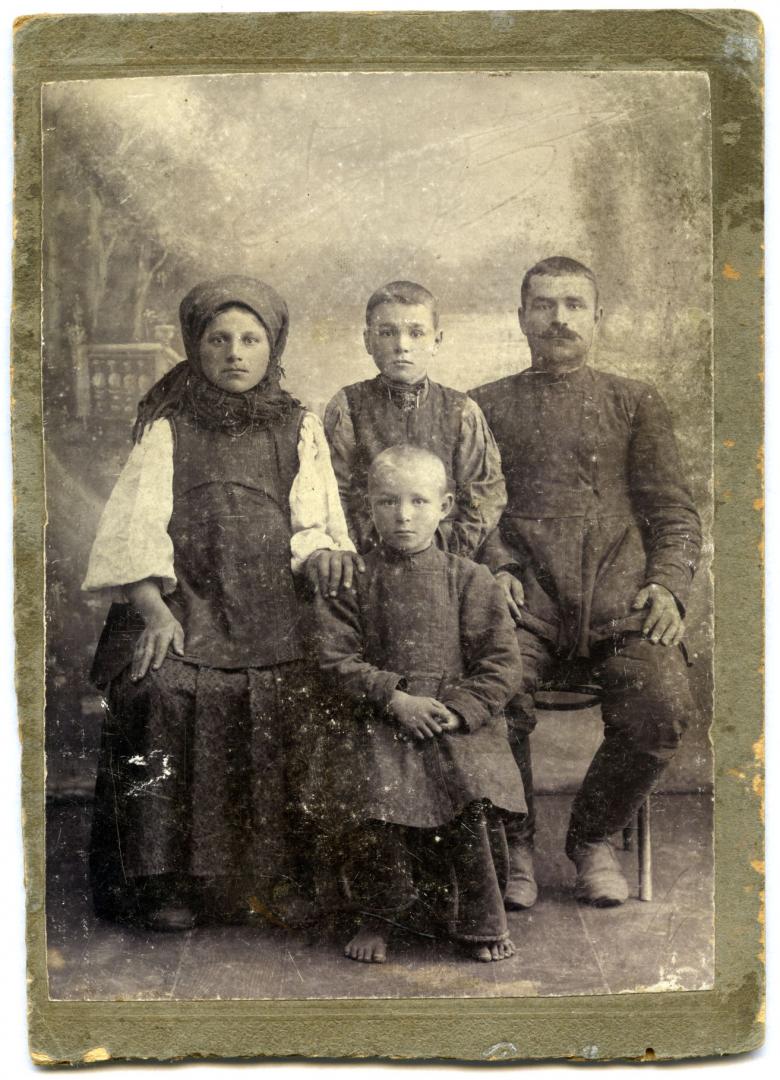 Фото. Батько й мати з синами в народному вбранні