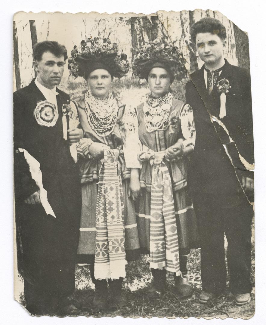 Групове весільне фото: наречений та наречена, старша дружка, дружба