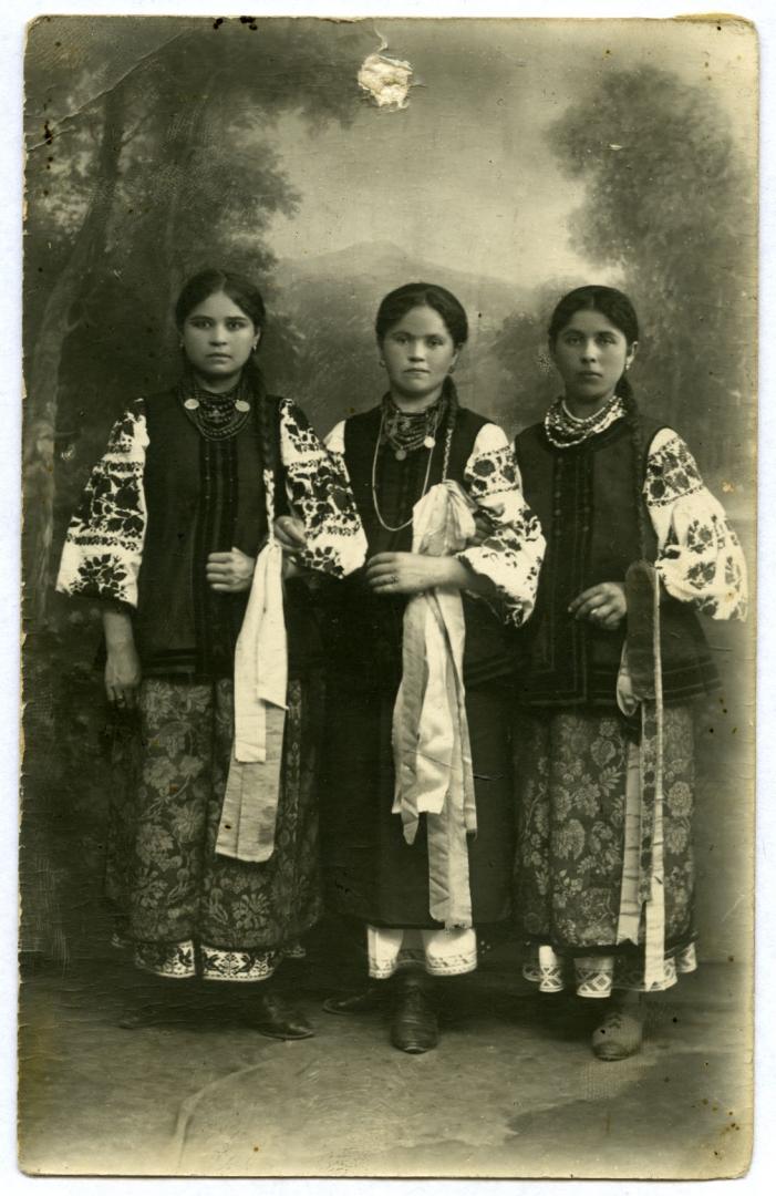 Фото. Троє дівчат у народному вбранні