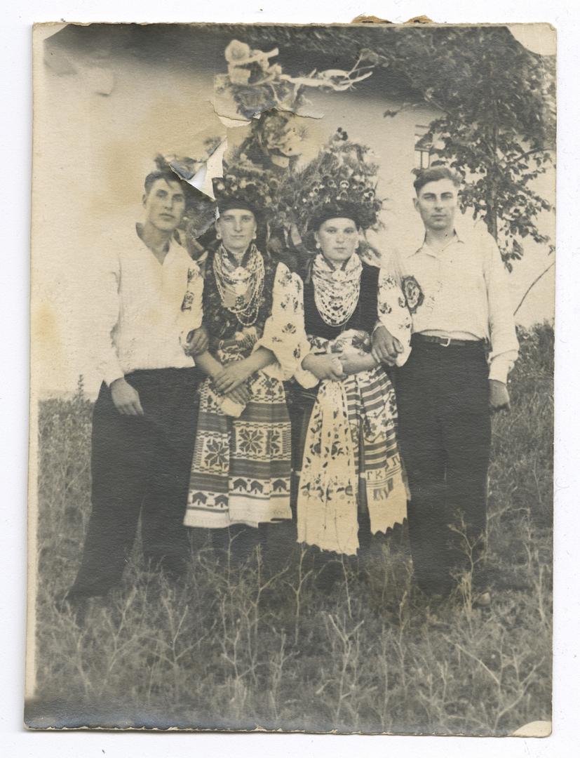 Групове фото, жінки у народному вбранні