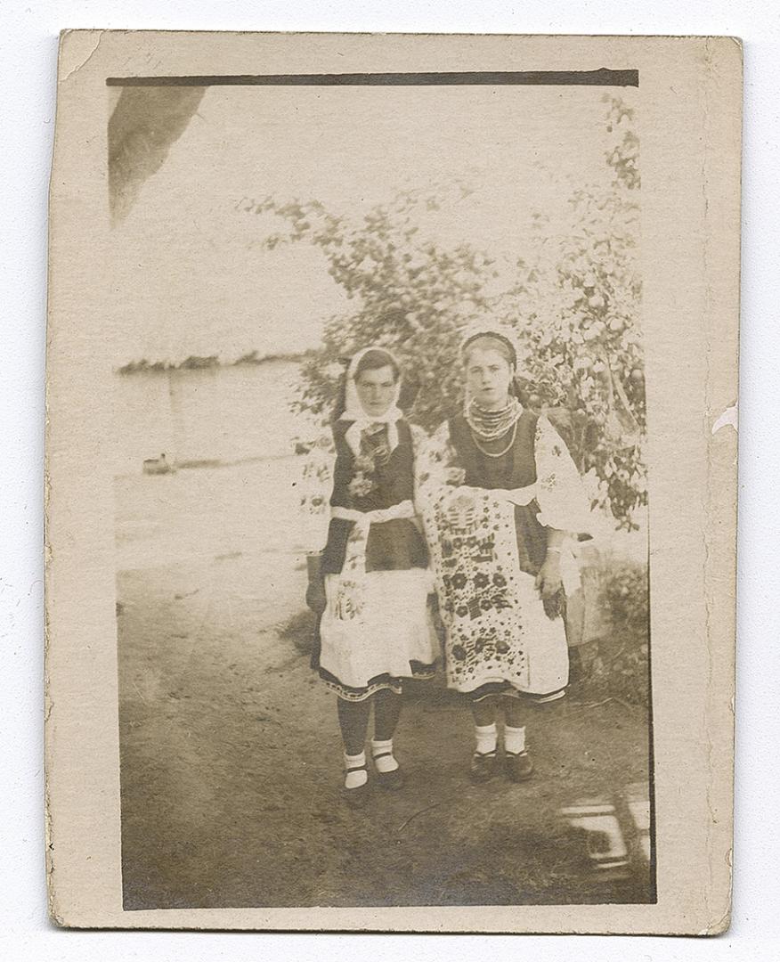 Дві дівчини у народному вбранні