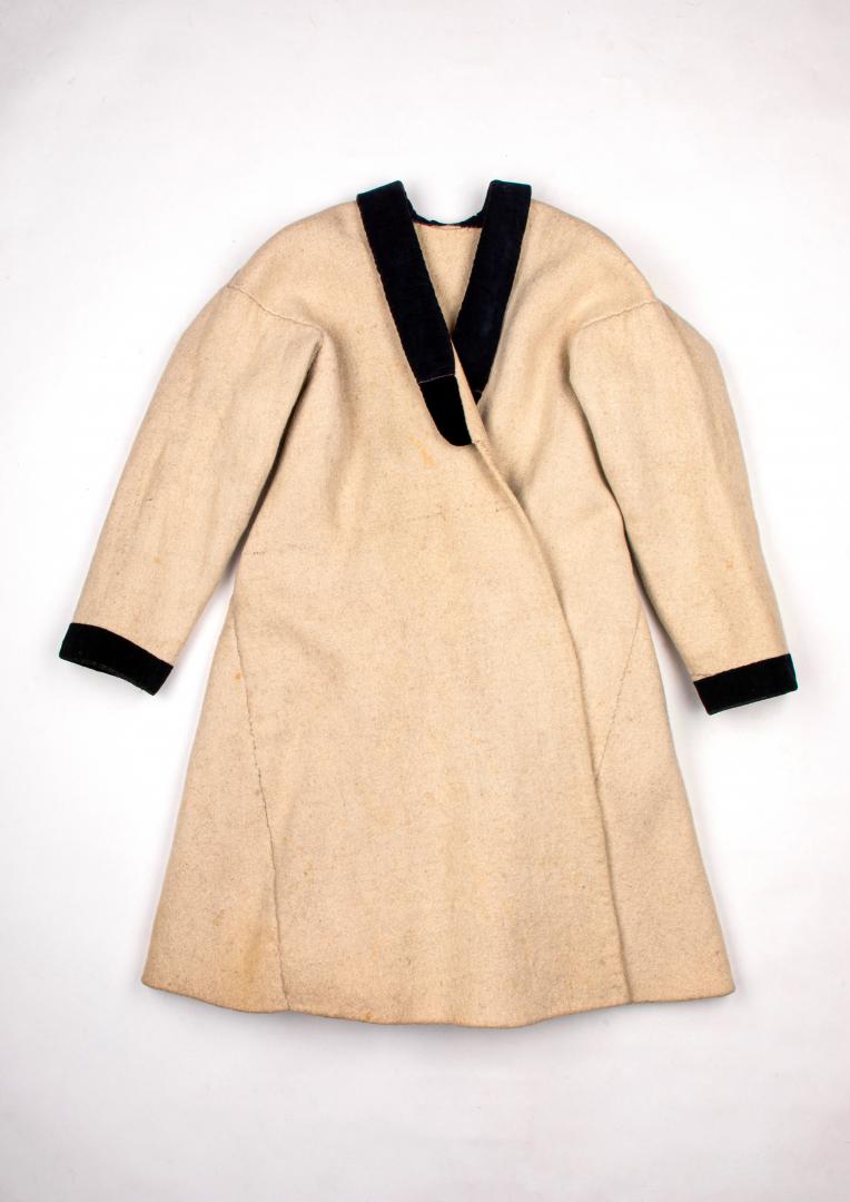 Women's svyta (coat) made of white cloth