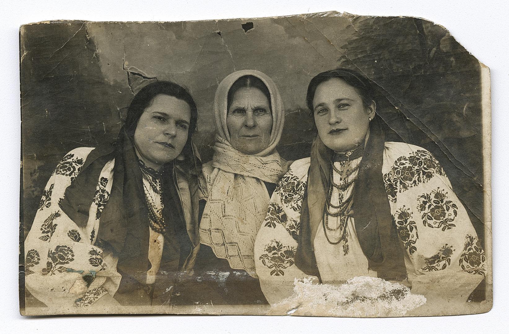 Дві дівчини у народному вбранні та жінка