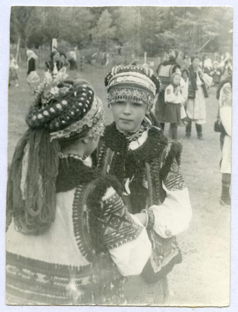Photo. Teenage girls wearing chiltsi with uplitky (decorated headbands)
