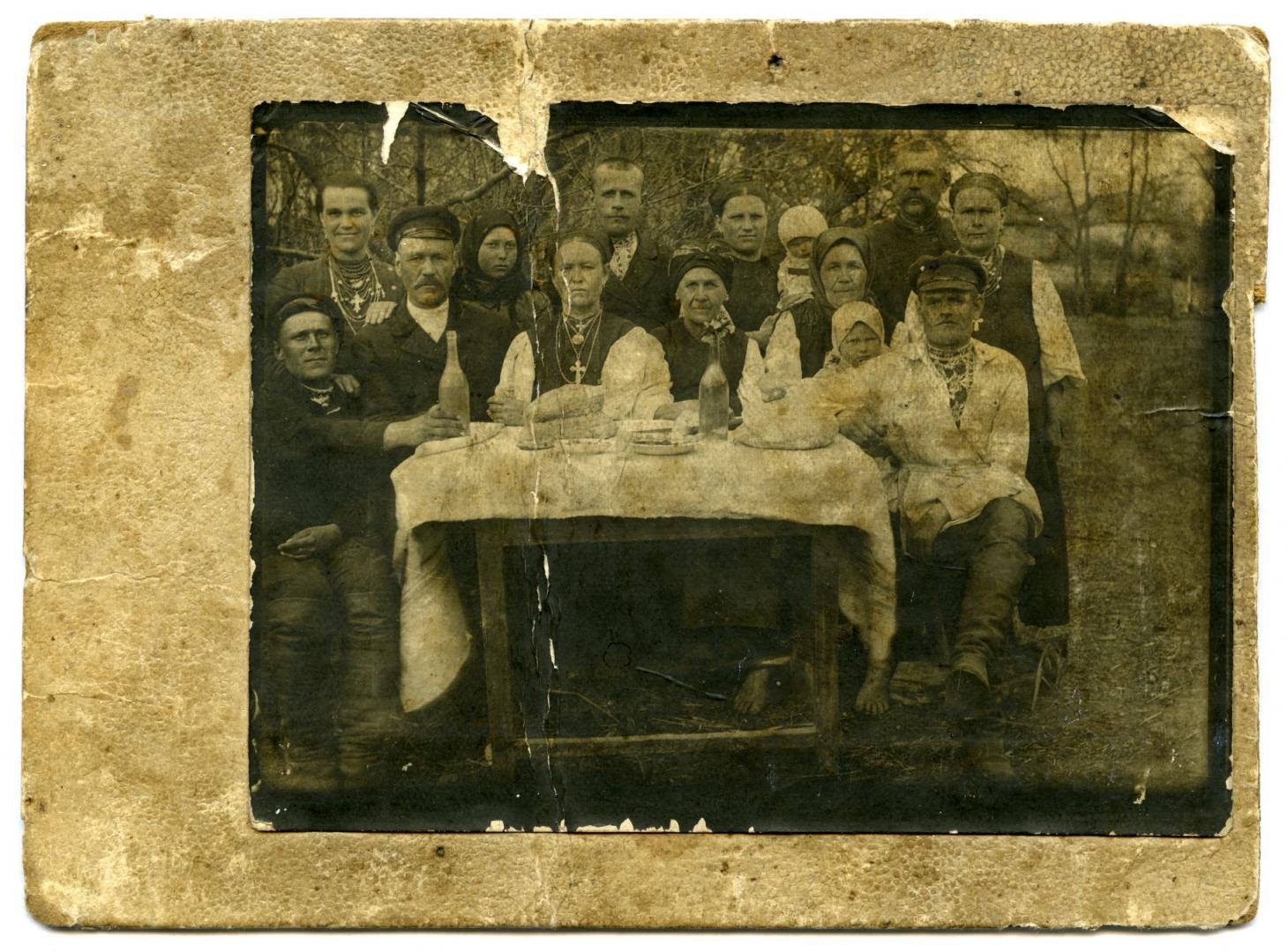 Фото. Родина у народному вбранні за святковим столом