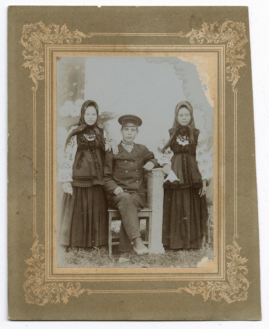 Дві жінки у народному вбранні та чоловік