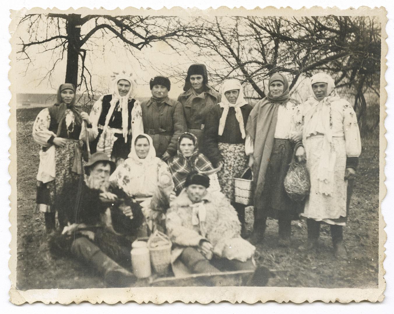 Весільний гурт з образами у кузові вантажівки