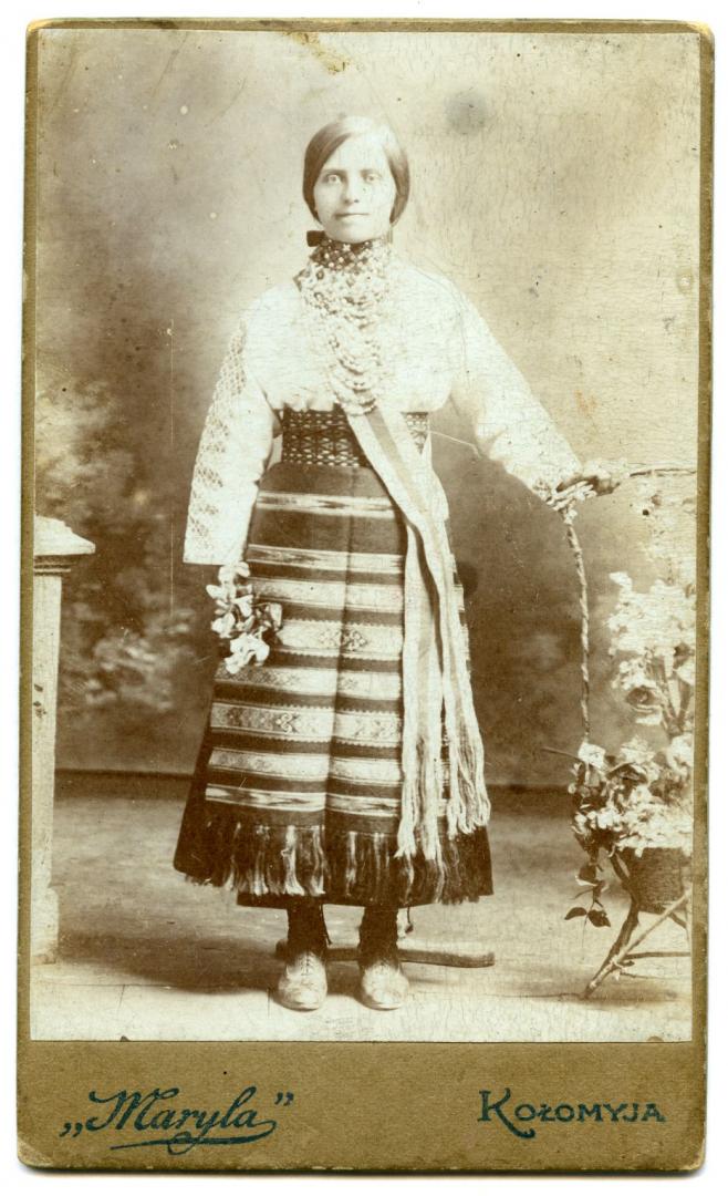 Photo. A girl, Dotsia Vakaliuk, wearing folk attire