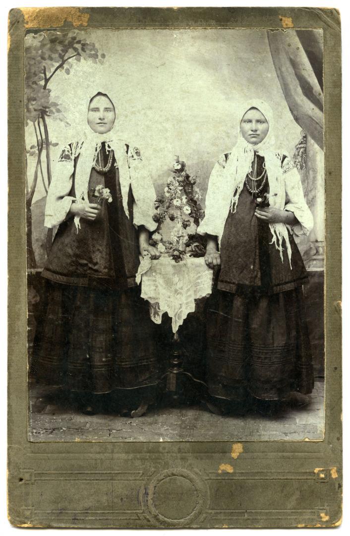 Фото. Двоє жінок у народному вбранні 