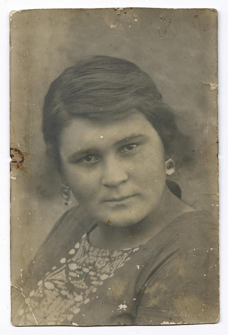 Погрудний фотопортрет жінки у традиційних сережках