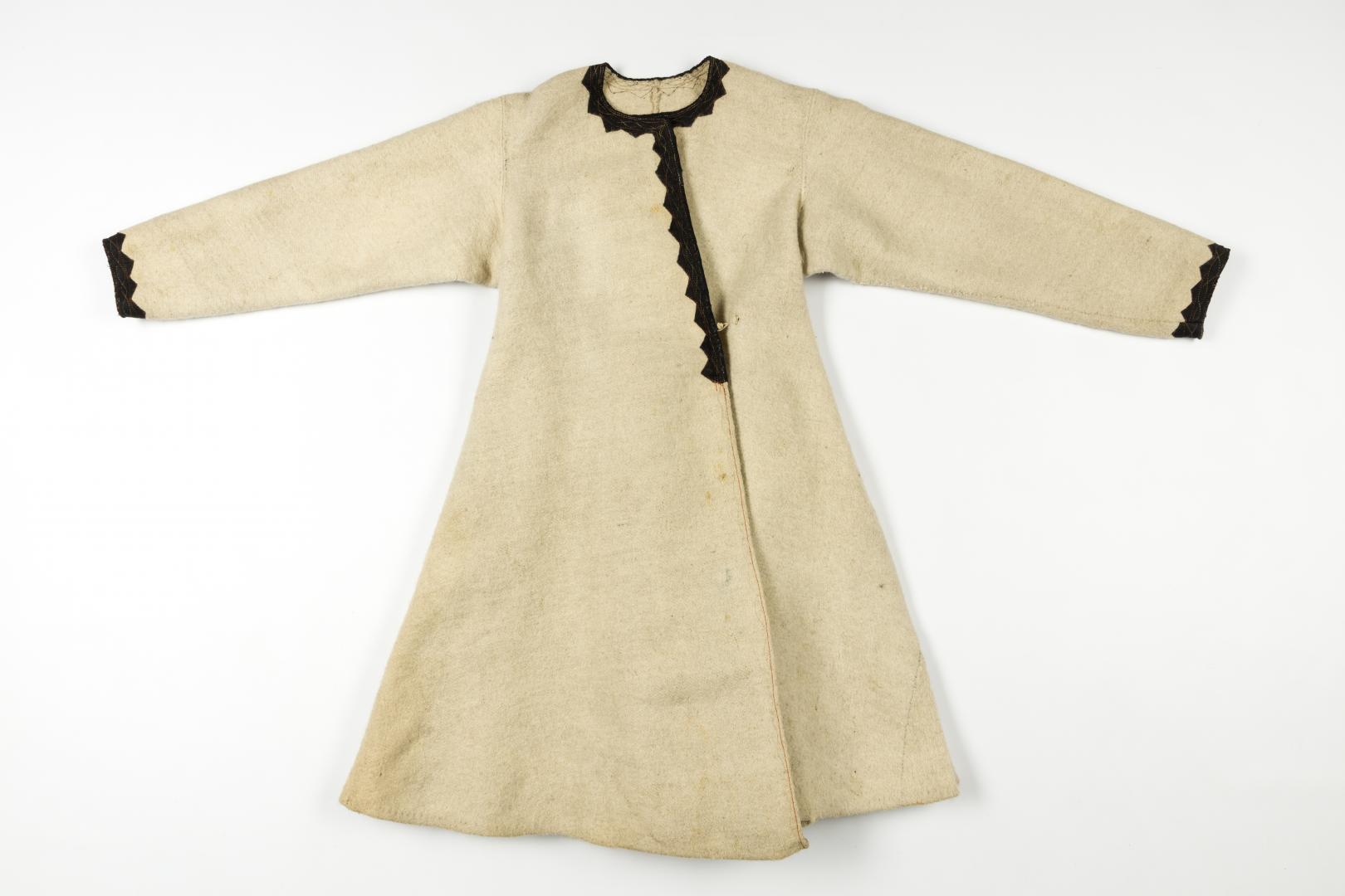 Svyta (embroidered women's coat made of white cloth)