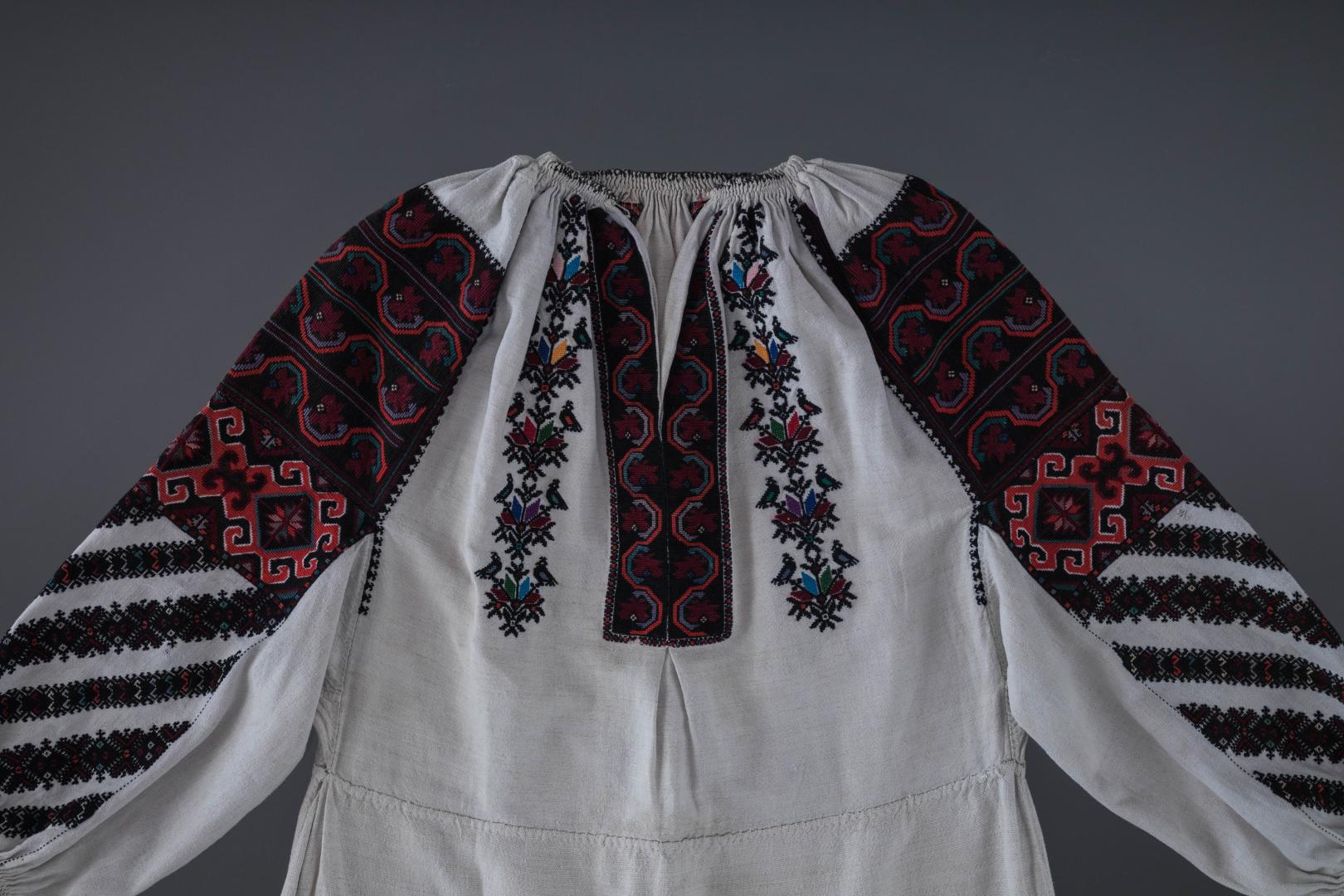Women's embroidered shirt