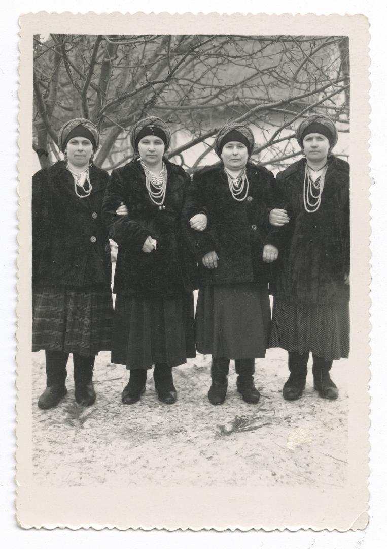 Чотири жінки у хустках і намистах