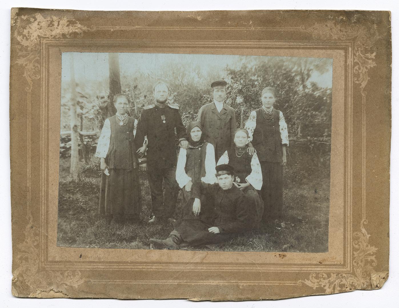 Чотири жінки у народному вбранні та троє чоловіків