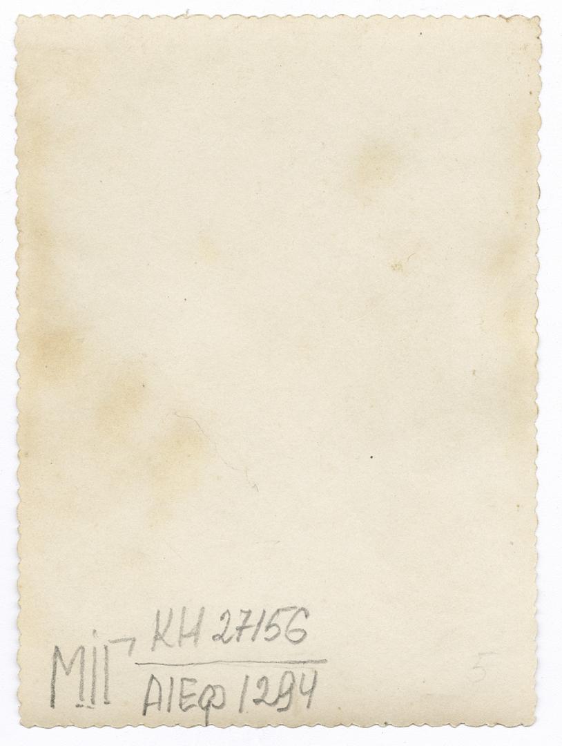 Молода пара біля хати