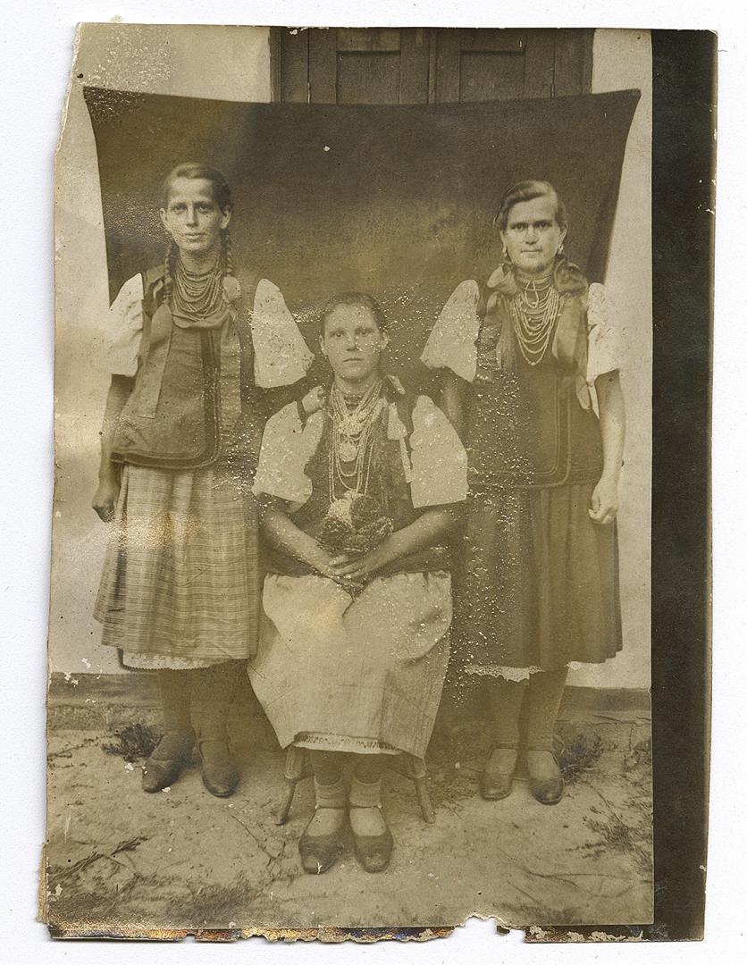 Троє дівчат у народному вбранні