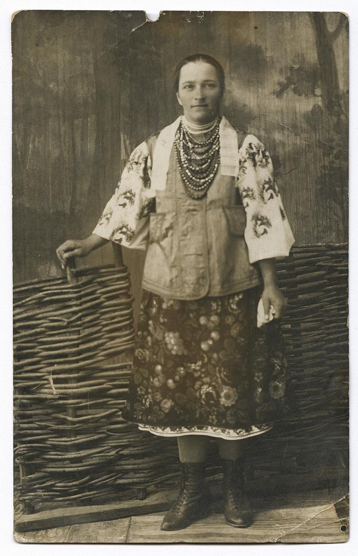 Mariya Arapina in traditional attire