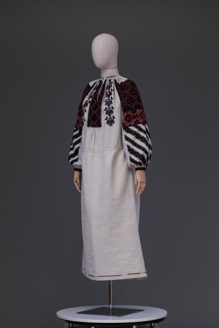 Women's embroidered shirt