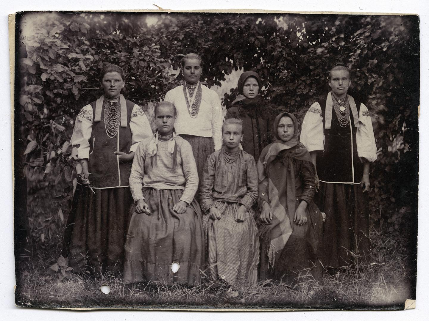 Група молодих жінок, дві у народному вбранні