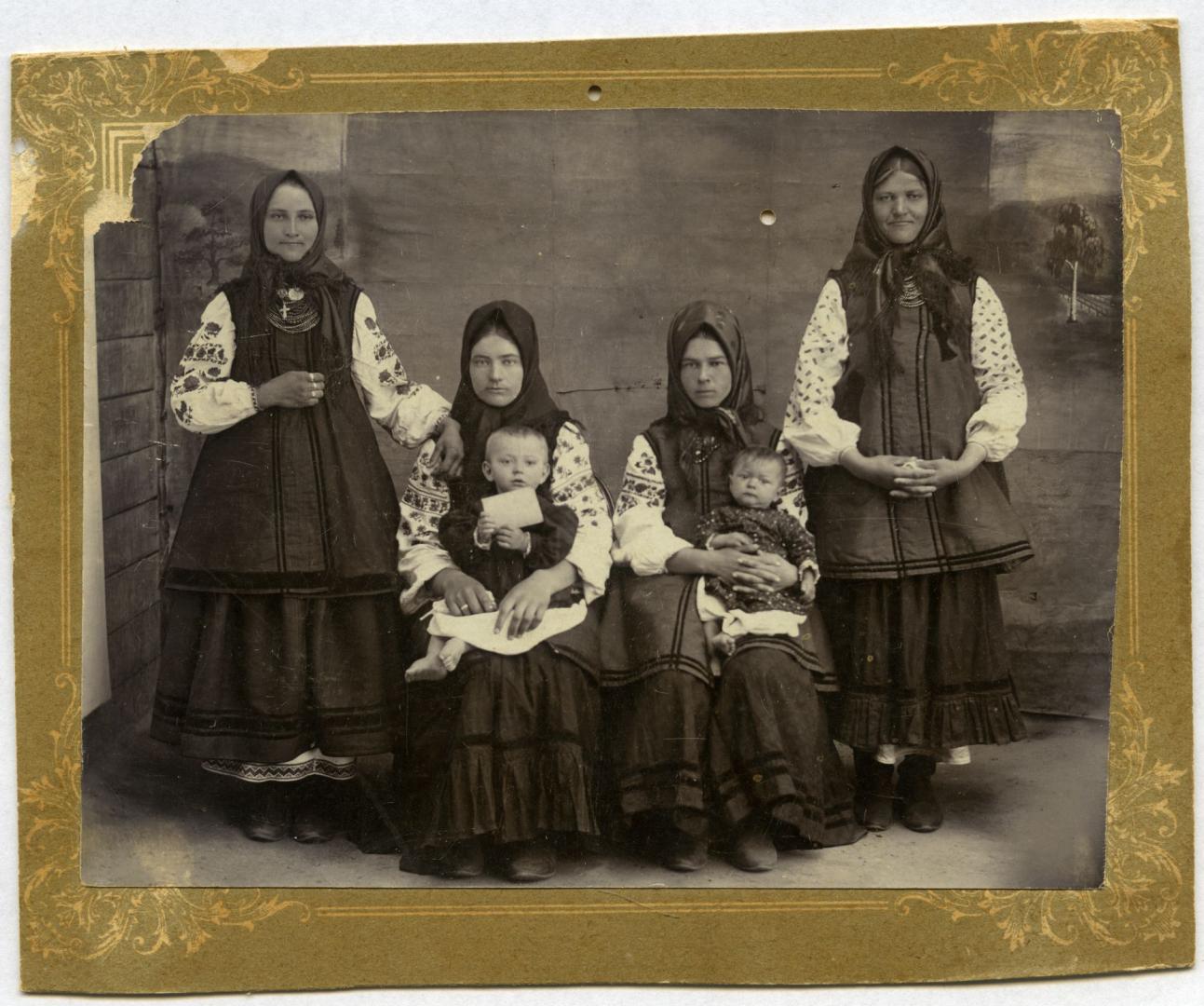 Фото. Родина з дітьми у народному вбранні