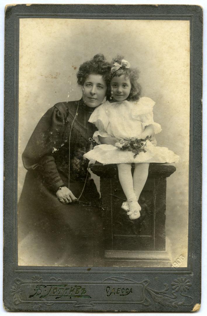 Фото. Мати з дочкою у міщанському вбранні