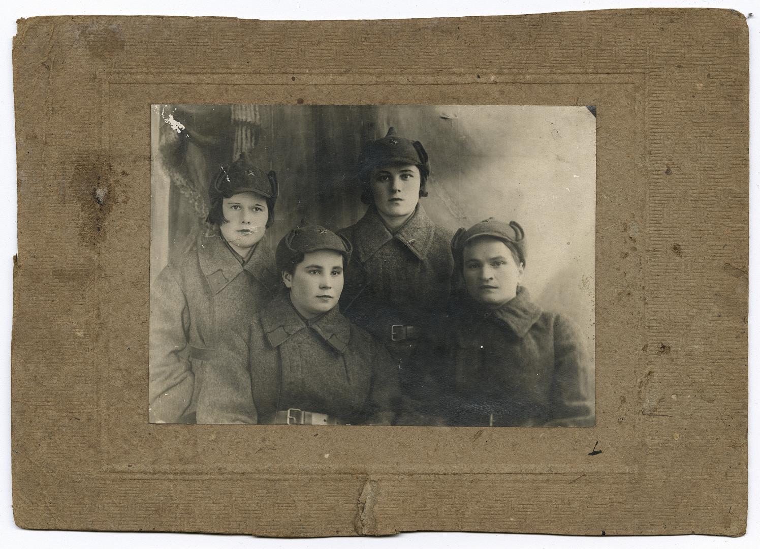 Чотири жінки у шинелях робітничо-селянської червоної армії та будьонівках