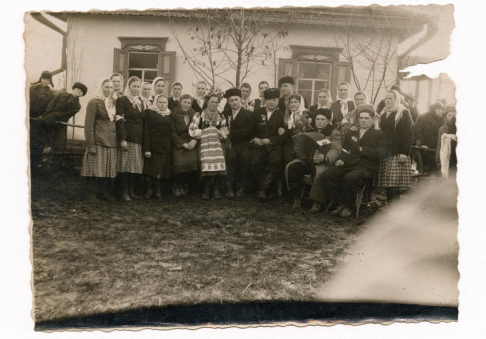 Весільний гурт під хатою 