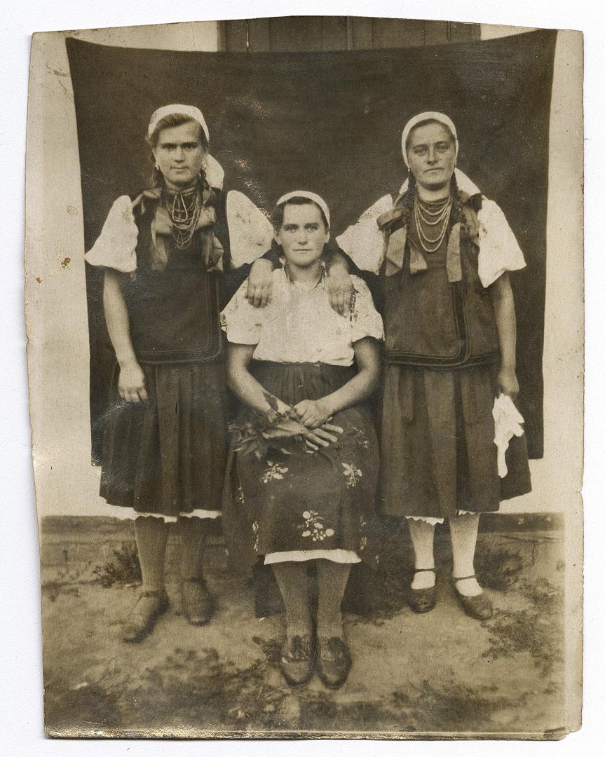 Три жінки, дві у народному вбранні