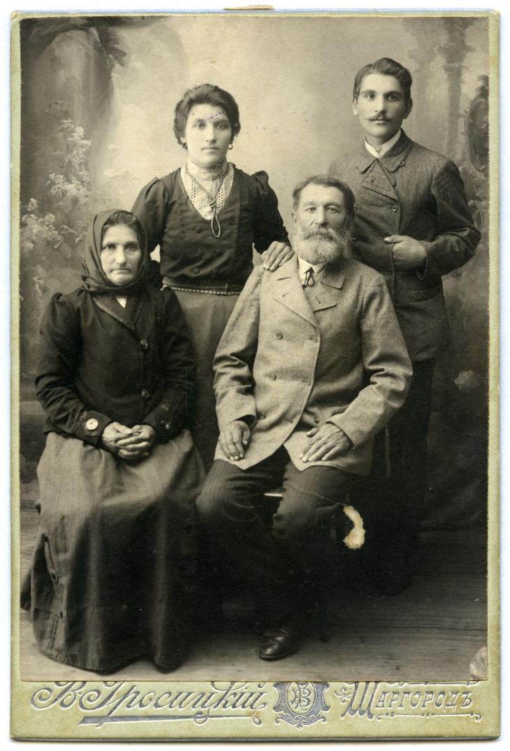 Фото. Мати, батько з дочкою та сином у міщанському вбранні