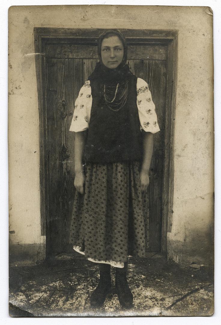 Жінка у народному вбранні