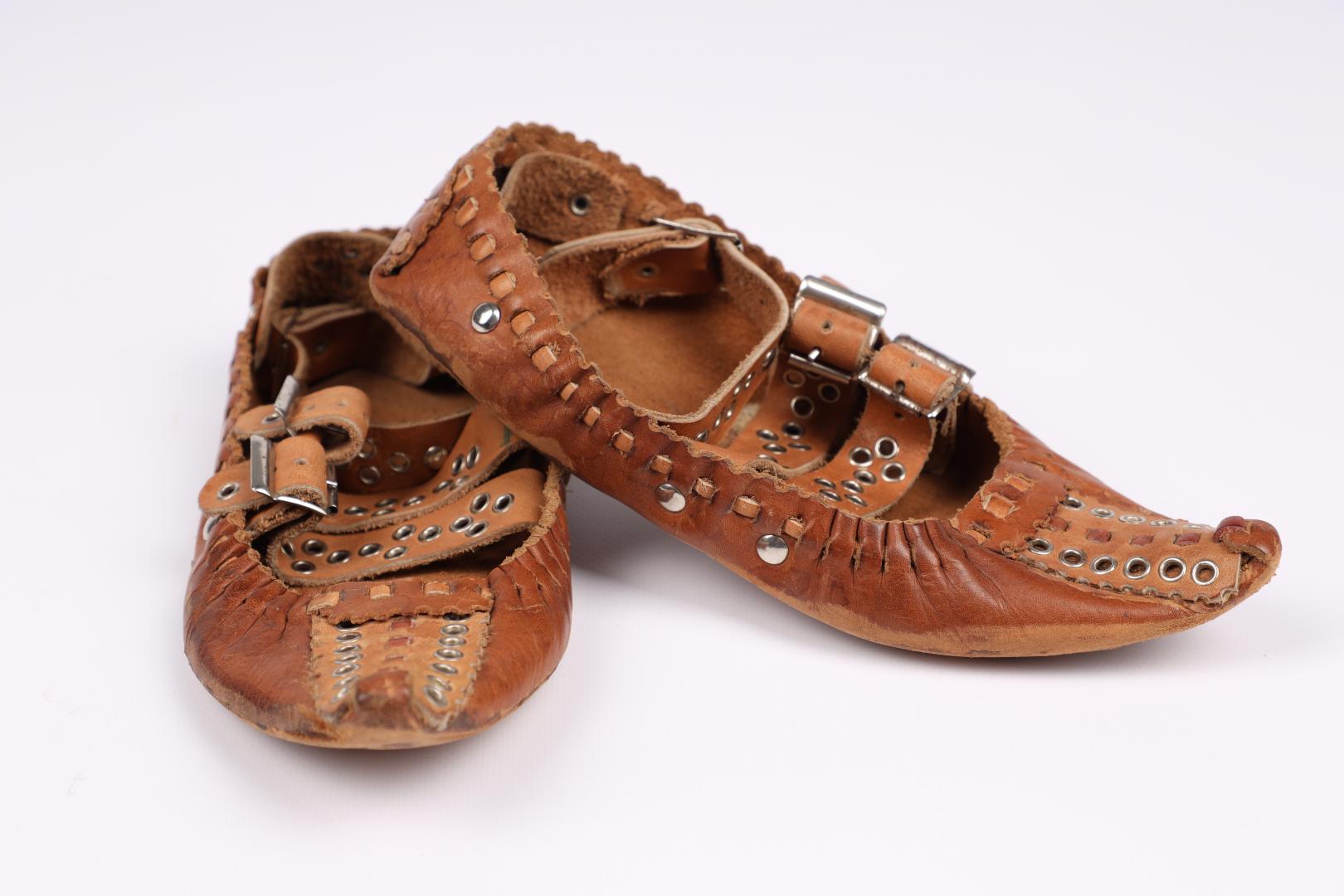 Postoly (women's boots) decorated with tin rings - kapsli