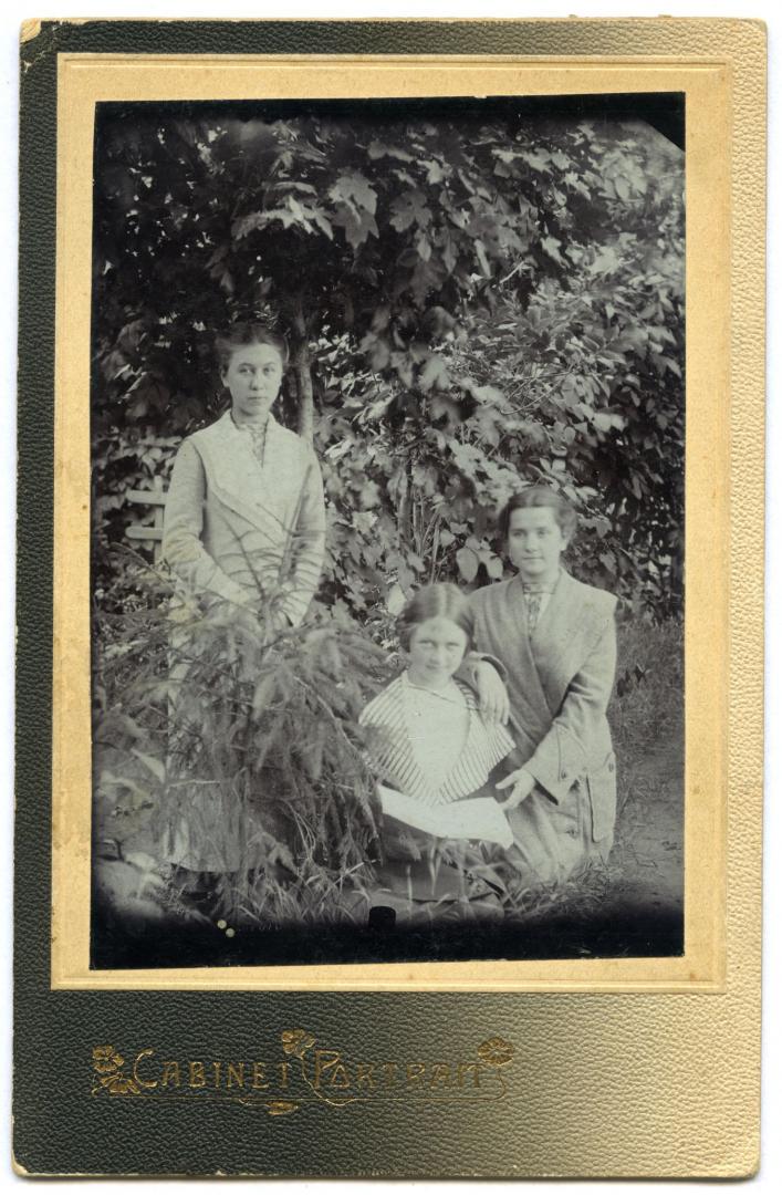 Фото. Двоє молодих жінок та дівчинка у вишитих сорочках і літніх пальтах