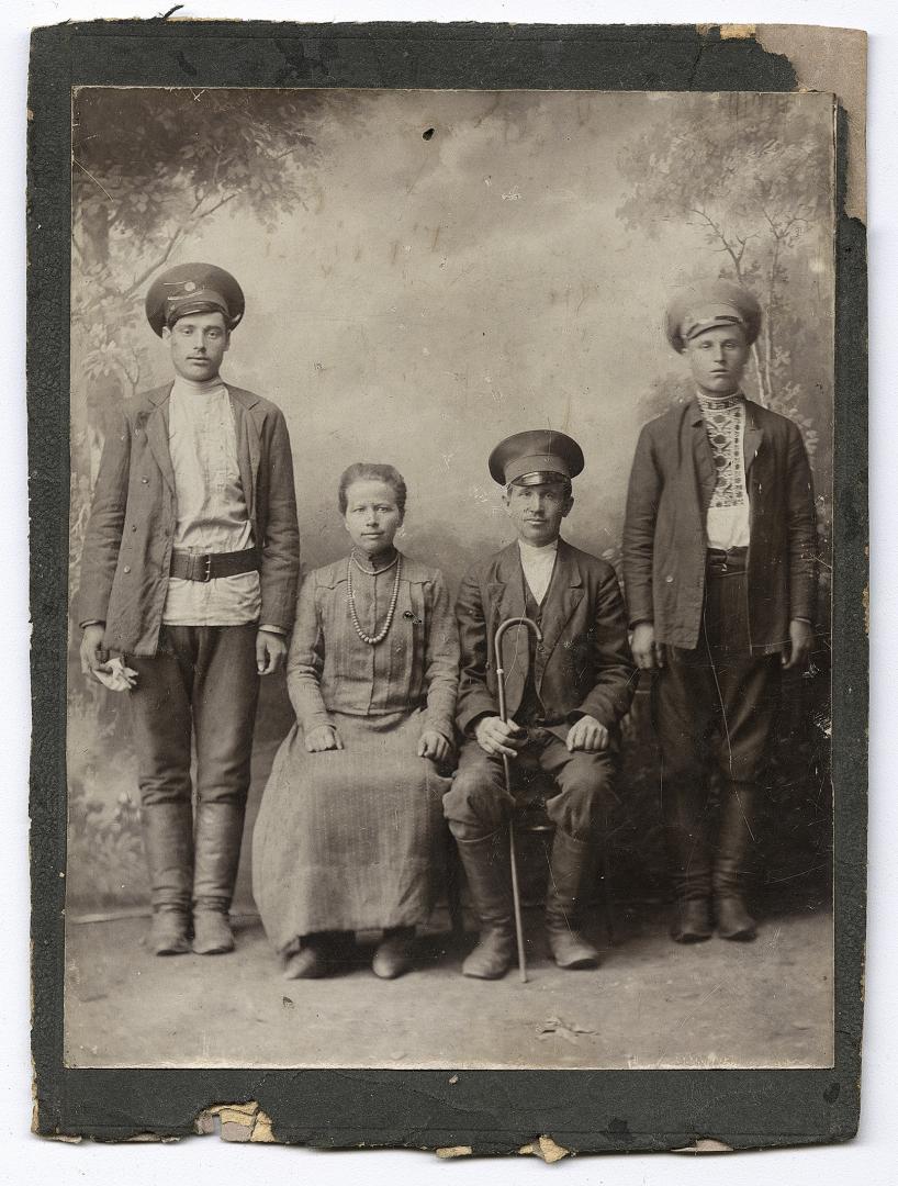 Троє чоловіків і жінка у міщанському вбранні