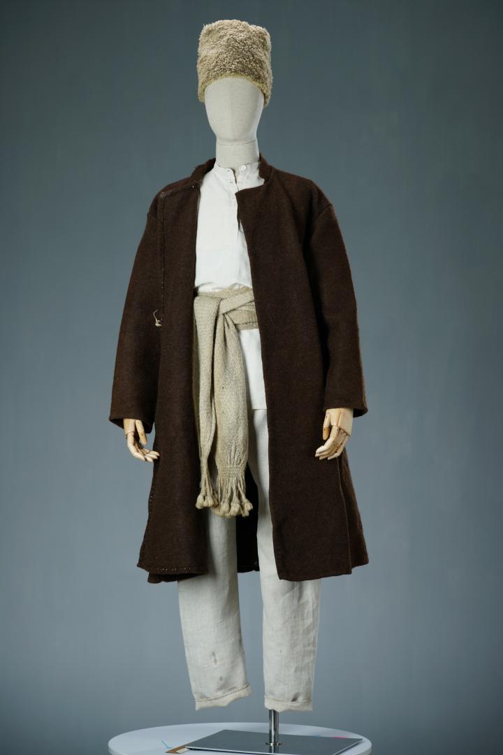 Men's casual attire