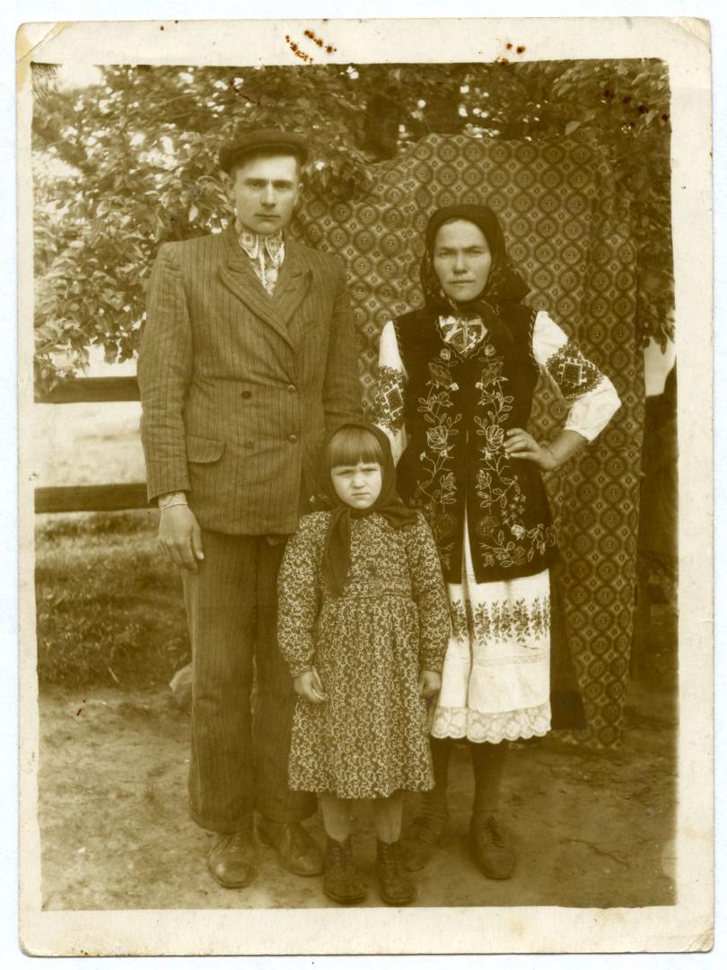 Фото. Молода родина Івана і Євдокії Шевчуків з донечкою