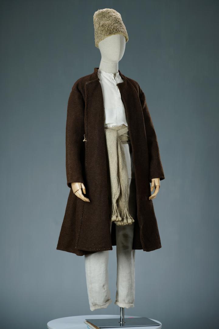 Men's casual attire