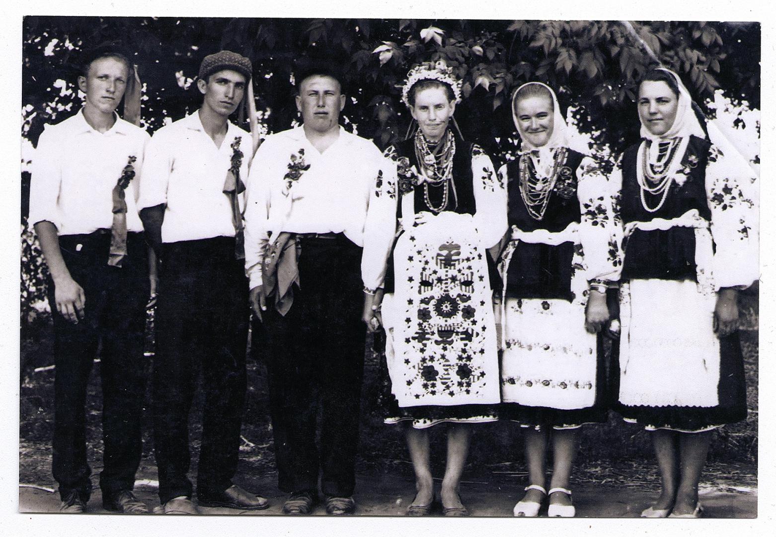 Весільне фото. Наречений та наречена, дружки та бояри